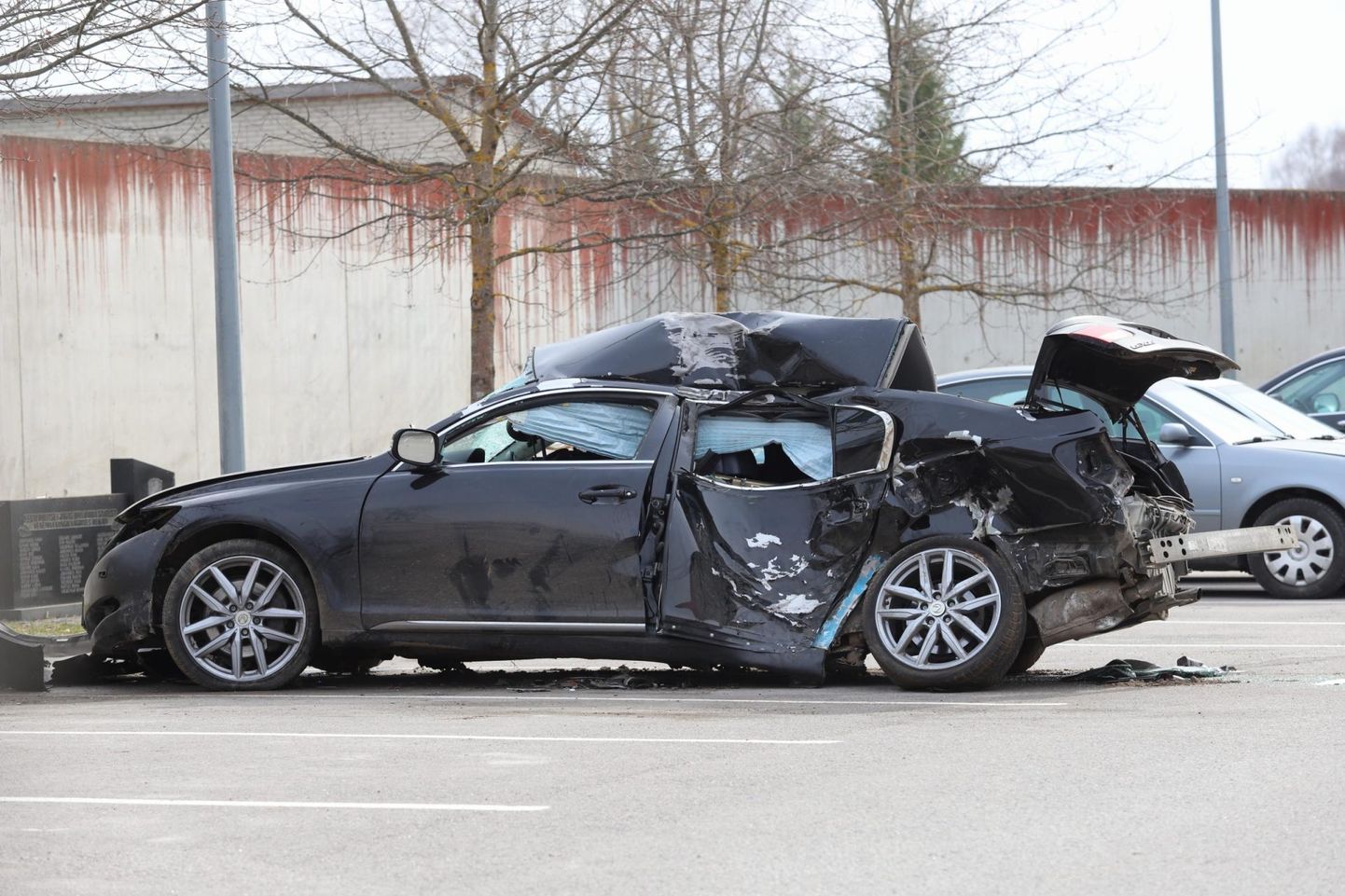 Politsei parklasse paigutatud Lexus, millega tagaotsitav avariisse sattus.