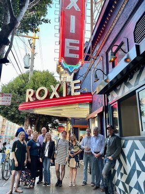 San Francisco erinevate põlvkondade eestlastega pärast dokumentaalfilmi «Põlvkond piiri taga» linastust Roxie kino ees.