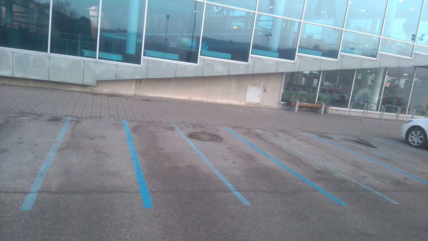 Aura veekeskuse ees on alles nii vanad kui uued parkimiskohti markeerivad sinised jooned.