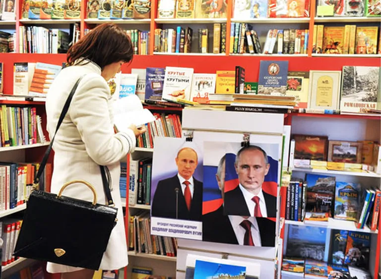 Putina kults Krimā sit augstu vilni - viņu citē, publiskās vietās izkar viņa fotogrāfijas. Bet Ukrainu atbalstošos Krimā piemeklējuši grūti laiki 
