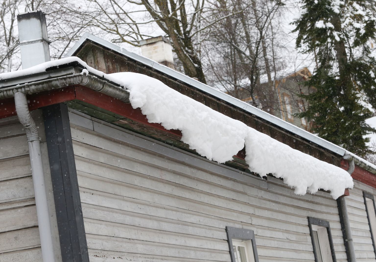 Lumi katusel