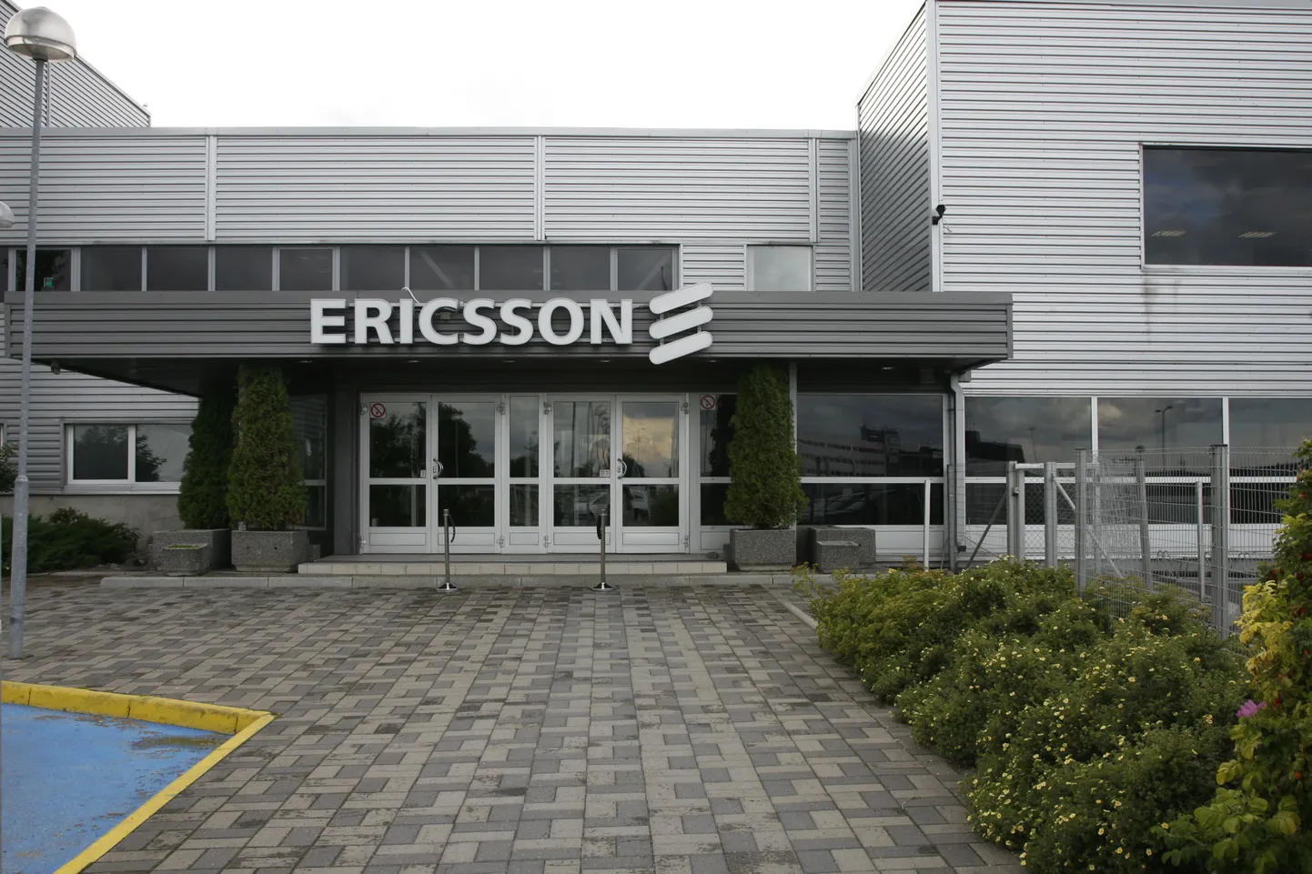 Mullu 12.augustil avas Ericsson ametlikult oma tehase Tallinnas, kus keskendutakse kõrgtehnoloogilise tootmise arendamisele sh mobiilside- ja lairibavõrkude seadmete valmistamisele.
