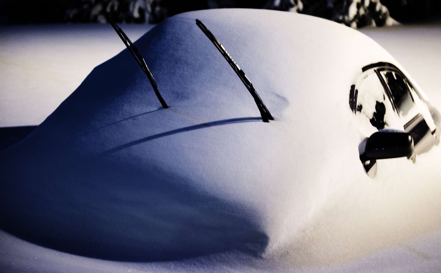 Sniegā iestiguši mašīna; ilustratīvs foto.