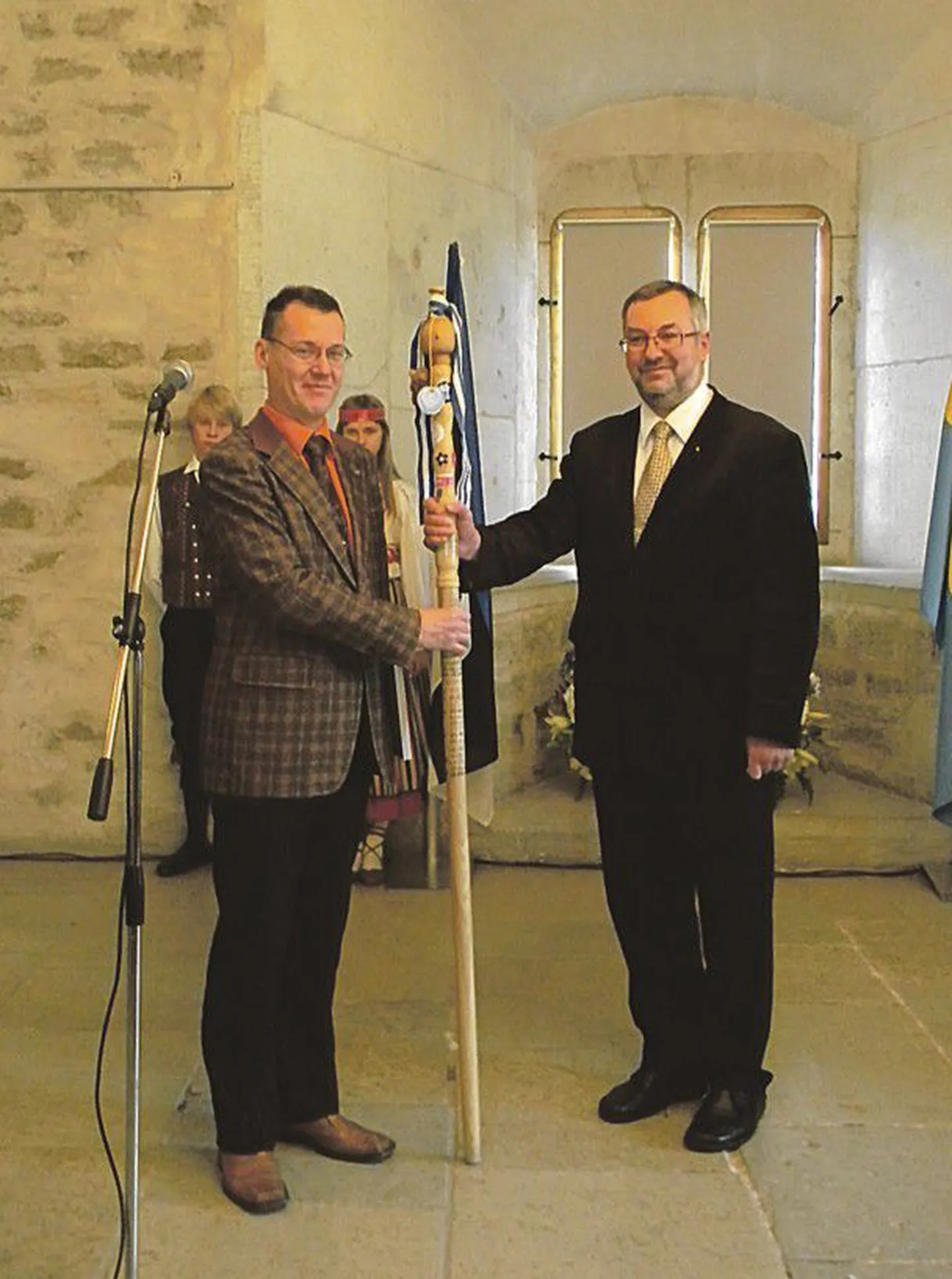 Мэр Нарвы Тармо Таммисте (слева) получил из рук городского секретаря Таллинна Тоомаса Сеппа символический жезл и свидетельство о присвоении титула столицы.