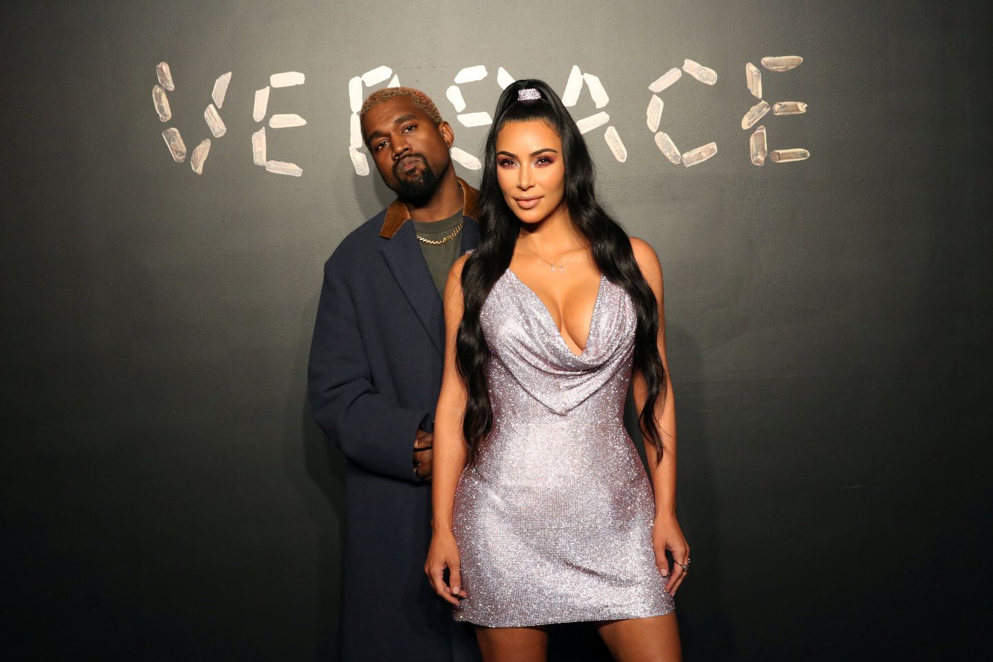 Kim Kardashian West ja Kanye West Versace moesõul.