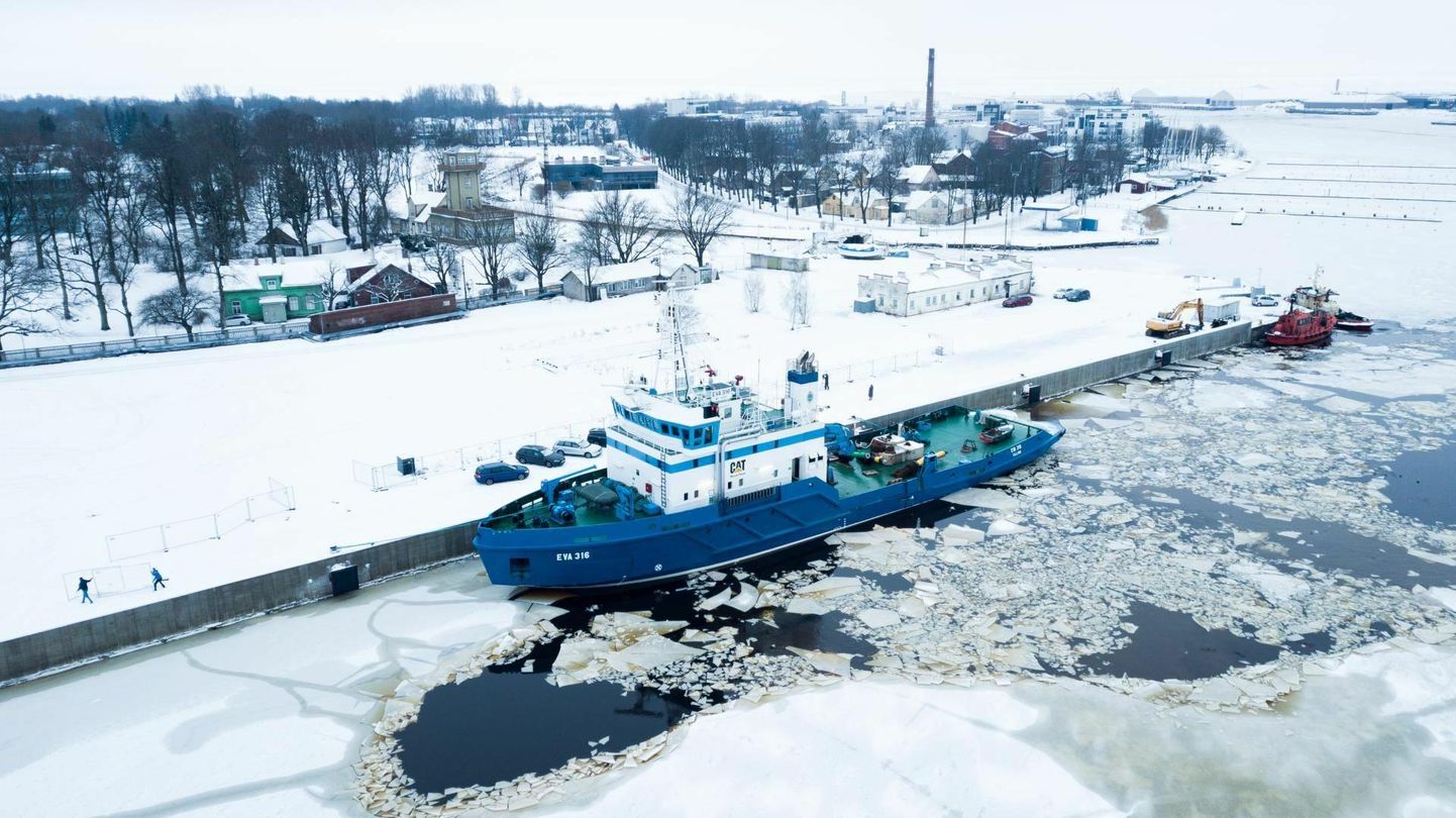 EVA-316 murrab Pärnu lahes jääd 18. talve.