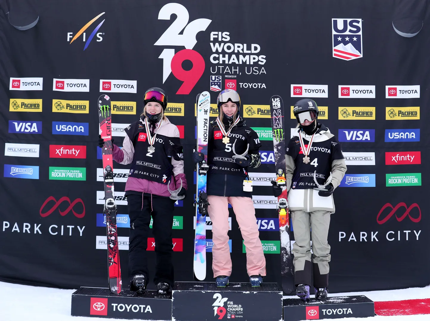 Vasakult: Cassie Sharpe, Kelly Sildaru ja Brita Sigourney MMi poodiumil.