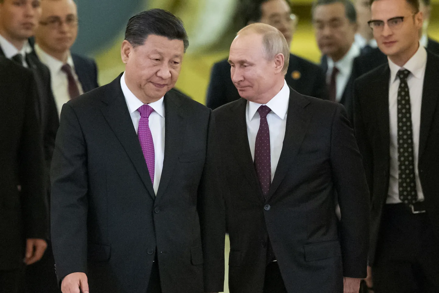 Ķīnas prezidents Sji Dzjiņpins un kara noziedznieks Vladimirs Putins.