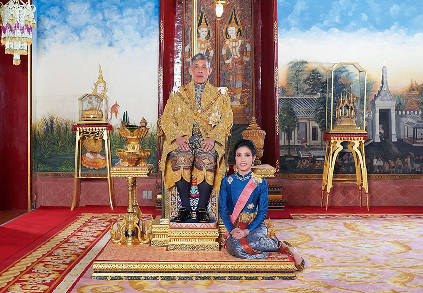 Tai kuningas Maha Vajiralongkorn ja tema lisanaisest kuninglik kaasa Sineenat Wongvajirapakdi augustis 2019 Bangkokis kuningapalees