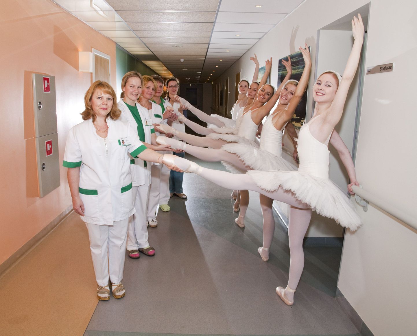 Ida-Tallinna keskhaigla ja rahvusooper Estonia koostööleppe sõlmimisel tutvusid balletitantsijad haiglatöötajatega.