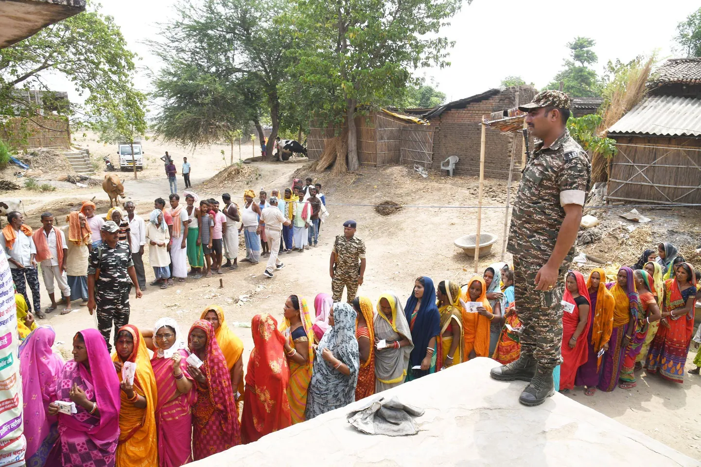 India valijad seismas valimisjaoskonna juures järjekorras. Foto on illustratiivne.