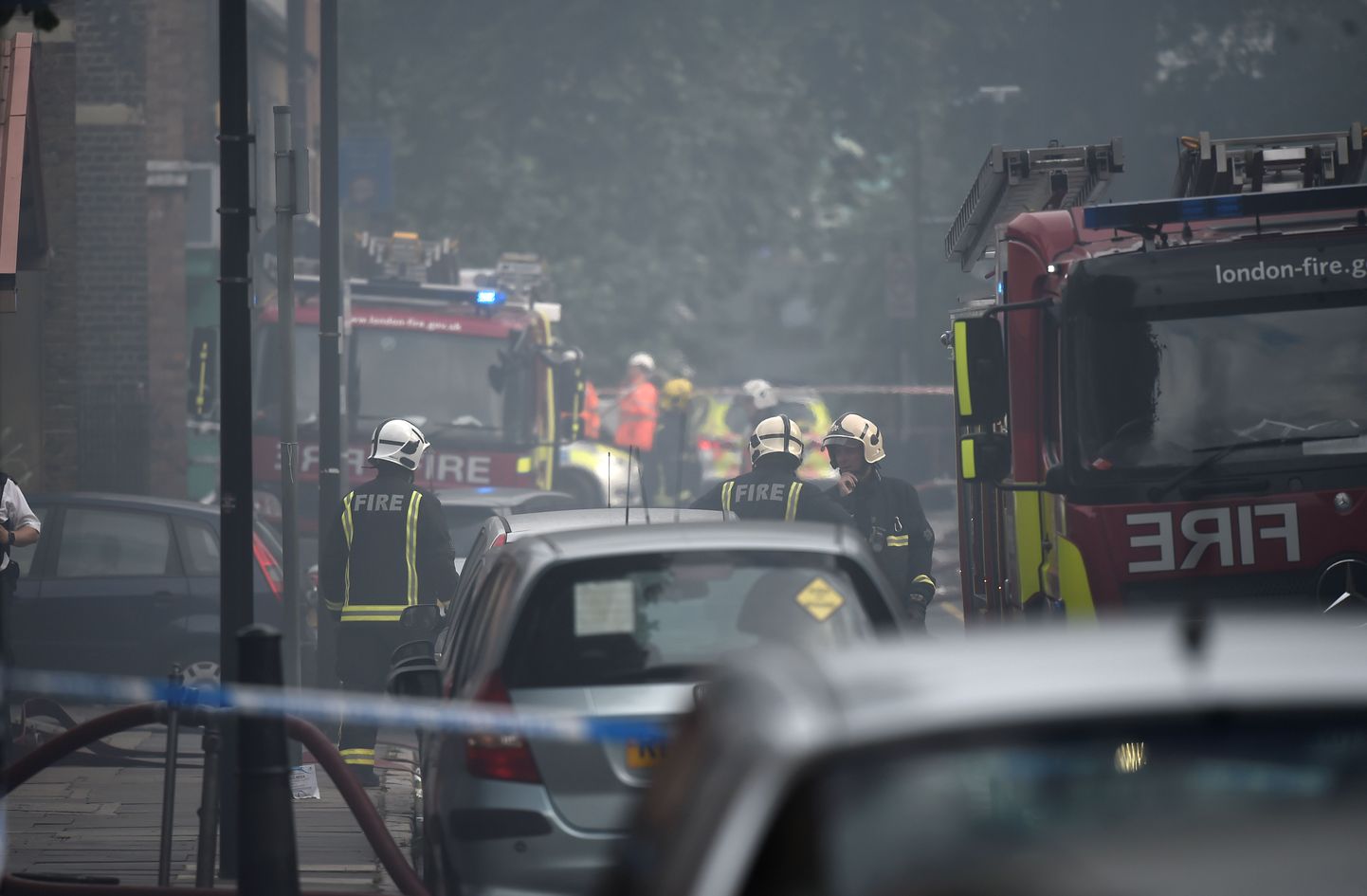 Tuletõrjujad üritavad Bethnal Greeni korterelamu põlengut kontrolli alla saada.