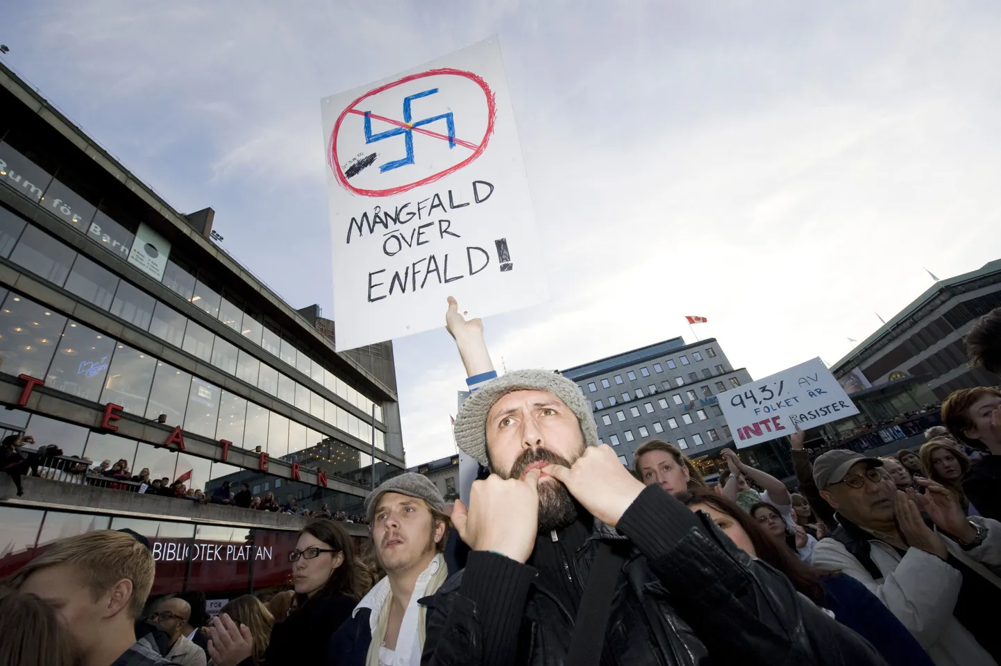 Rassismivastaste meeleavaldus Stockholmis Sergeli turul 20. septembril.