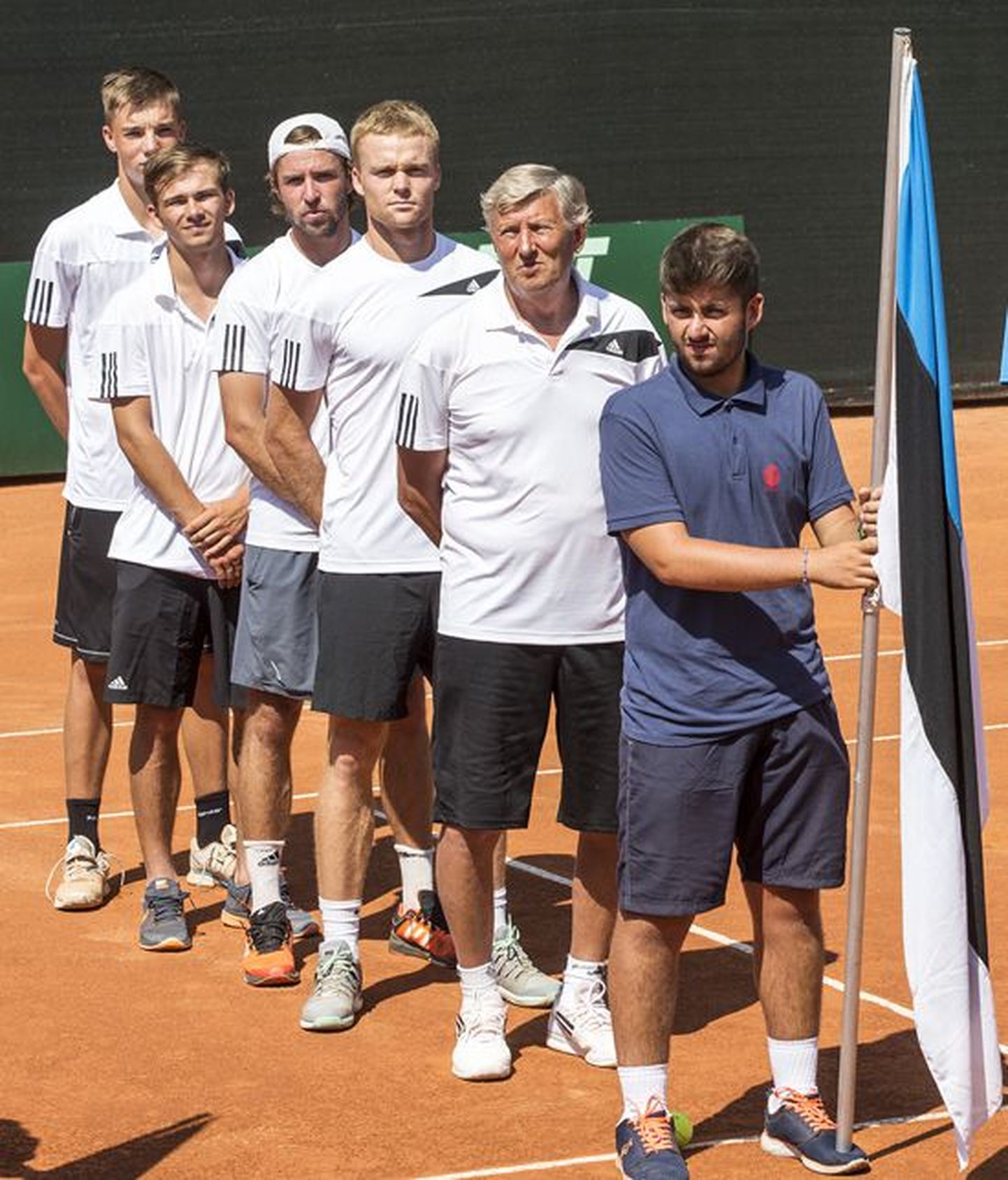 Eesti Davis Cupi meeskond San Marinos: Peeter Lamp, Jürgen Zopp, Vladimir Ivanov, Mattias Siimar ja Kenneth Raisma.