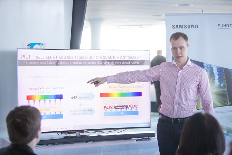 Samsungi tooteekspert Madis Einpalu tutvustab tehnoloogiaajakirjanikele Samsungi uue põlvkonna SUHD teleri peenemaid tehnilisi nüansse. Foto: