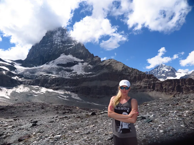 Väike matkaja ja hiigelsuur Matterhorn.