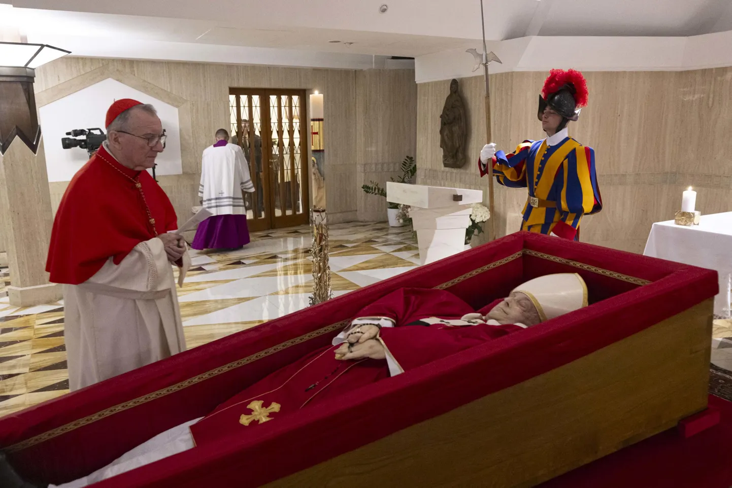 Paavst Franciscus avatud kirstus Vatikanis.