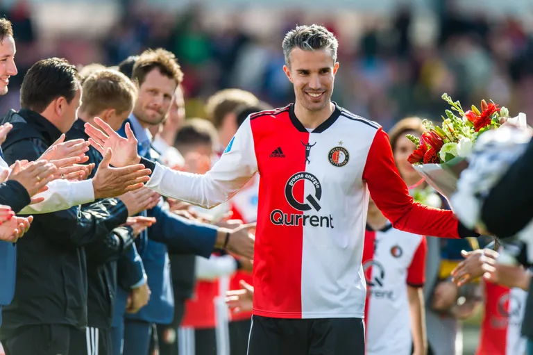 Robin van Persie pärast eilset karjääri viimast mängu pöidlahoidjaid tänamas.