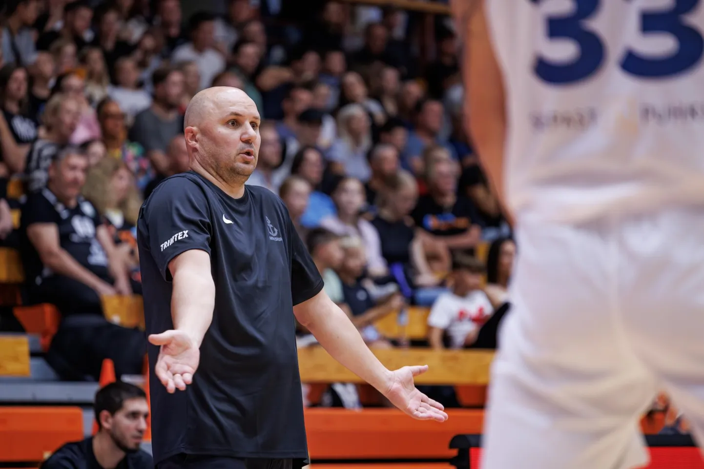 Sellist vaatepilti, kus Sadama loots Vitaly Stepanovsky käsi laiutas, nägi Riia Zelli vastu õige tihti.