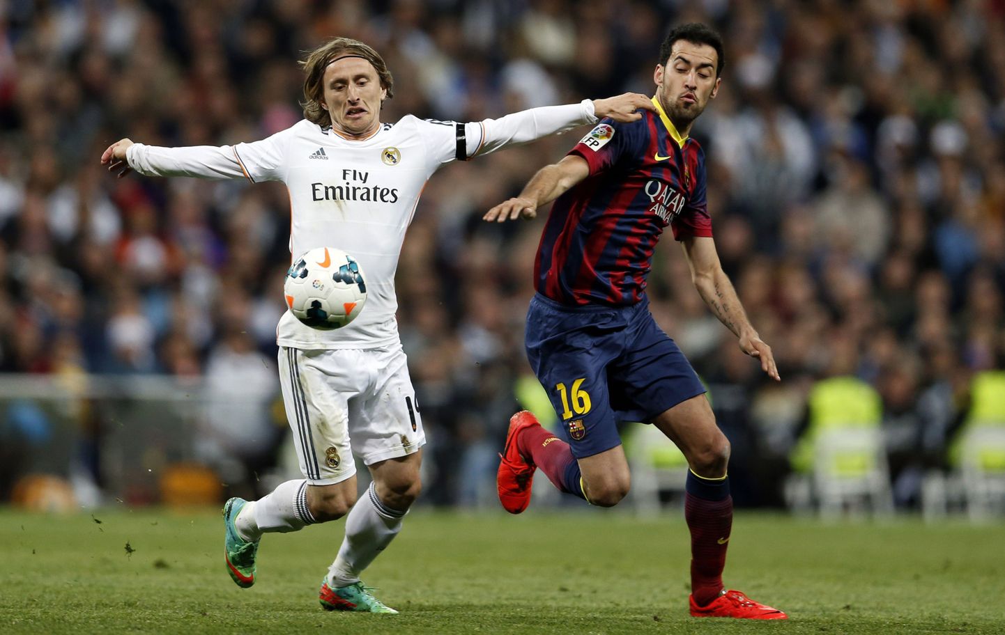 Madridi Reali poolkaitsja Luka Modric (vasakul) ja FC Barcelona poolkaitsja Sergio Busquets palli pärast võitlemas.