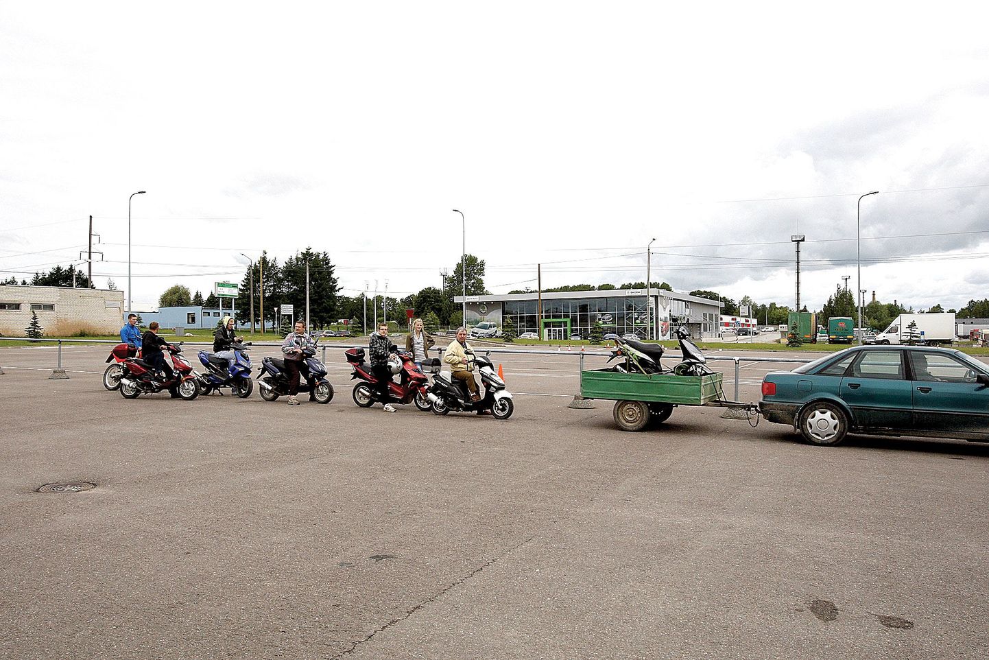 Möödunud neljapäeva hommikul seisis maanteeameti liiklusregistri Tartu büroo juures järjekorras ligi kümme mopeedi.