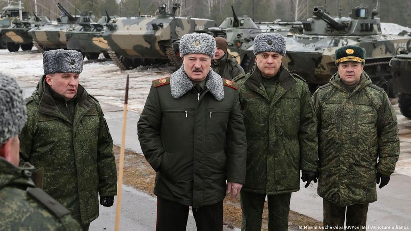 Александр Лукашенко (второй слева) на военных учения