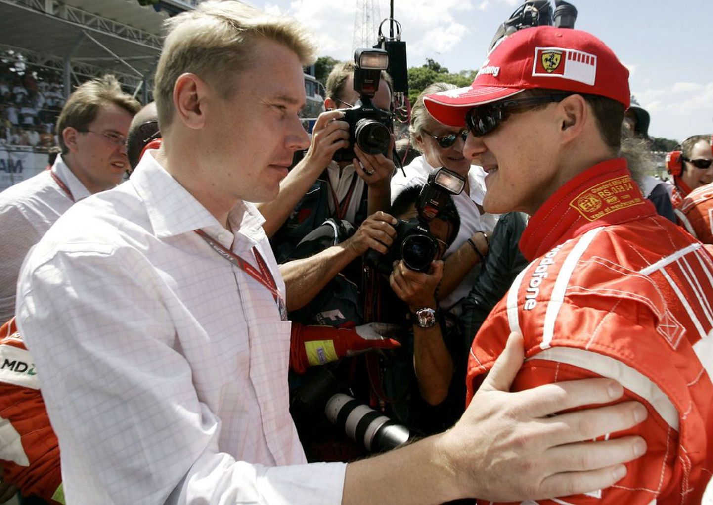 Mika Häkkinen (vasakul) koos Michael Schumacheriga sakslase vormelikarjääri viimasel osavõistlusel Brasiilias.