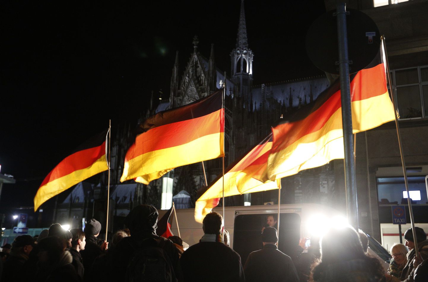 Kölni immigratsioonivastase liikumise KOEGIDA liikmed meeleavaldusel.