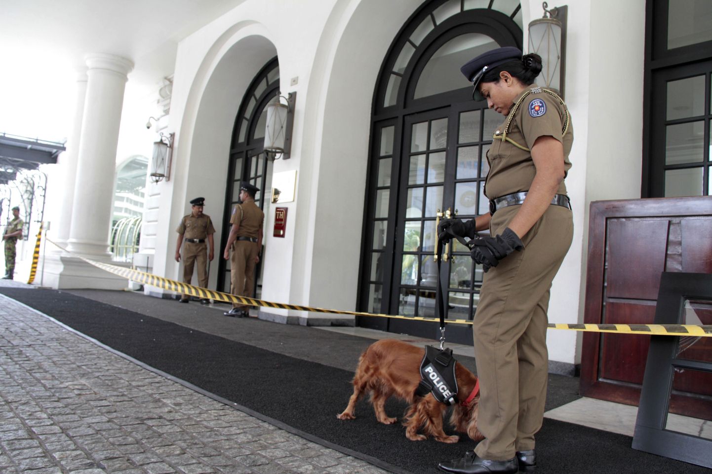 Politseinikud valvamas Colombos asuva Kingsbury hotelli juures.