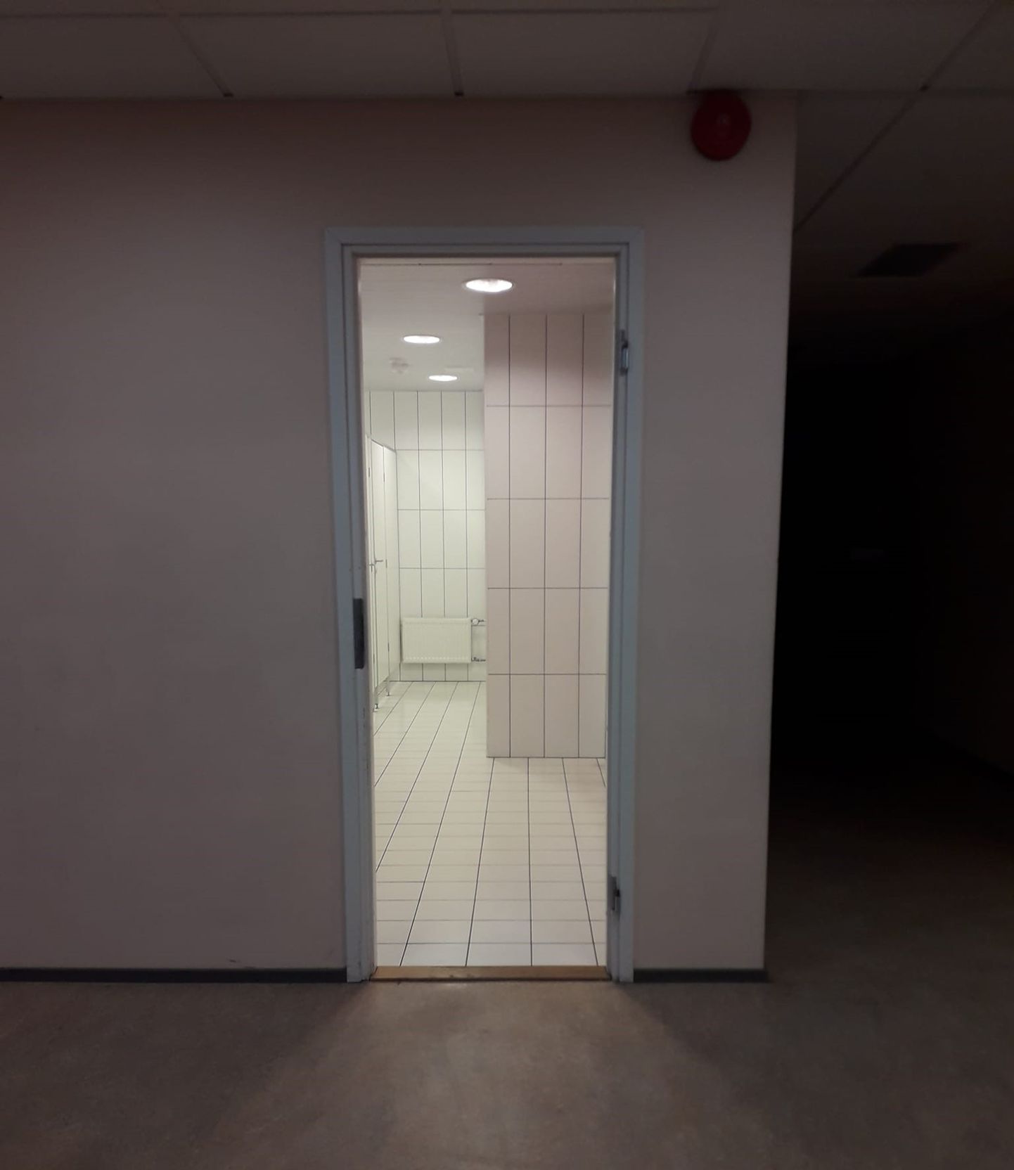 Pärnus Mai koolis puudub poiste tualettruumi eest uks.