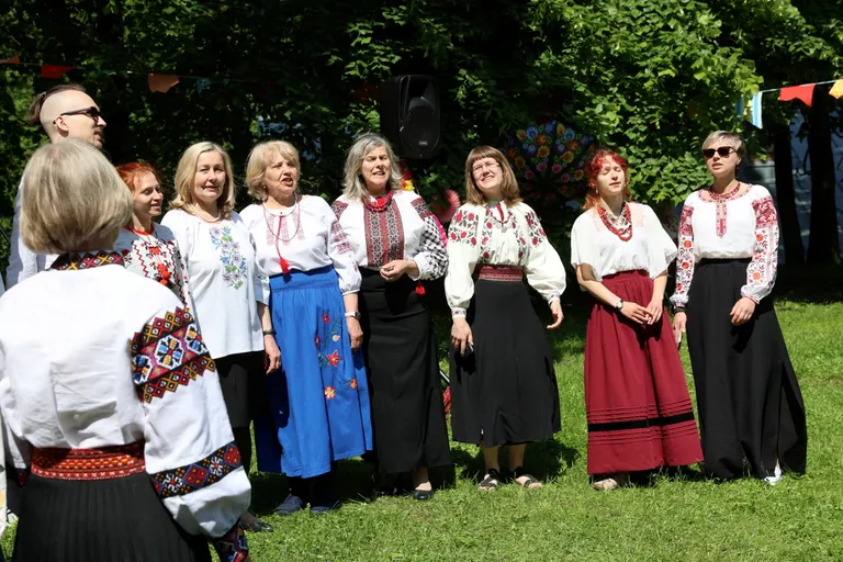 Laulavad ukrainlased ja eestlased koos. Koori nimi on Nadiia, mis tähendab lootust.