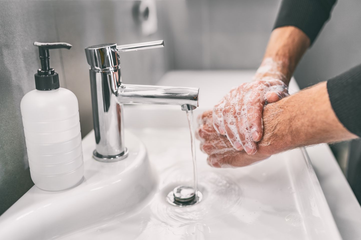 Мытье рук играет большую роль в профилактике коронавируса.