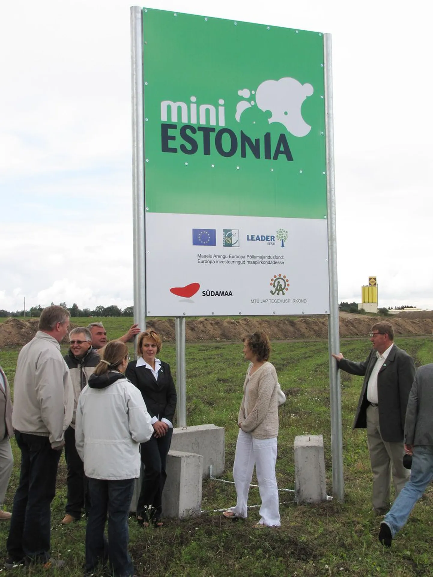Eelmise aasta augustis märgiti Mäos Mini-Eesti piirid maha ja pandi püsti teemapargi logoga teabetahvel. EASi juhatus ei pidanud aga Mini-Eestit välisturistidele küllalt huvipakkuvaks.