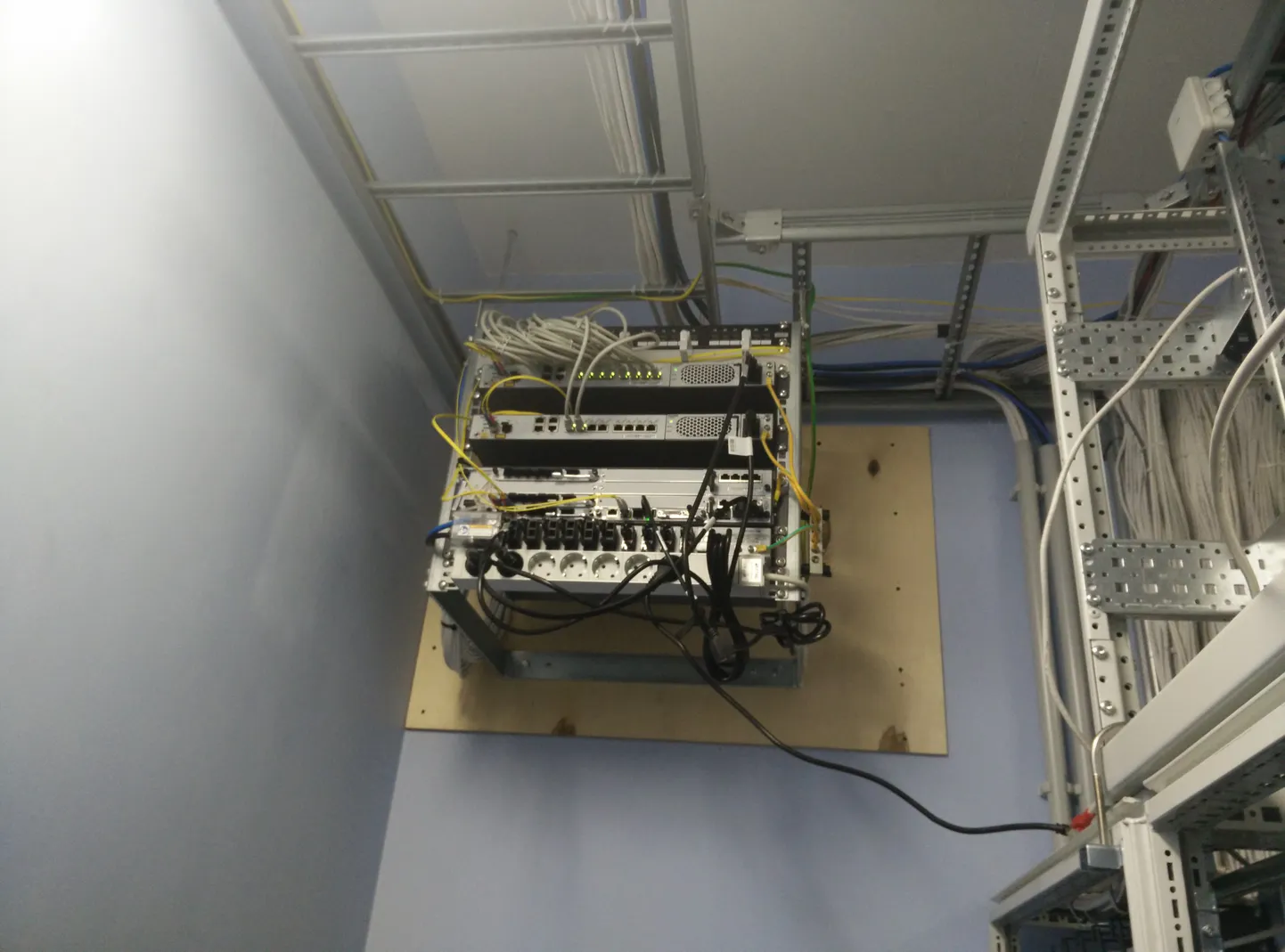 Elisa ja Huawei Small Cell majasisese võrgu keskseade.