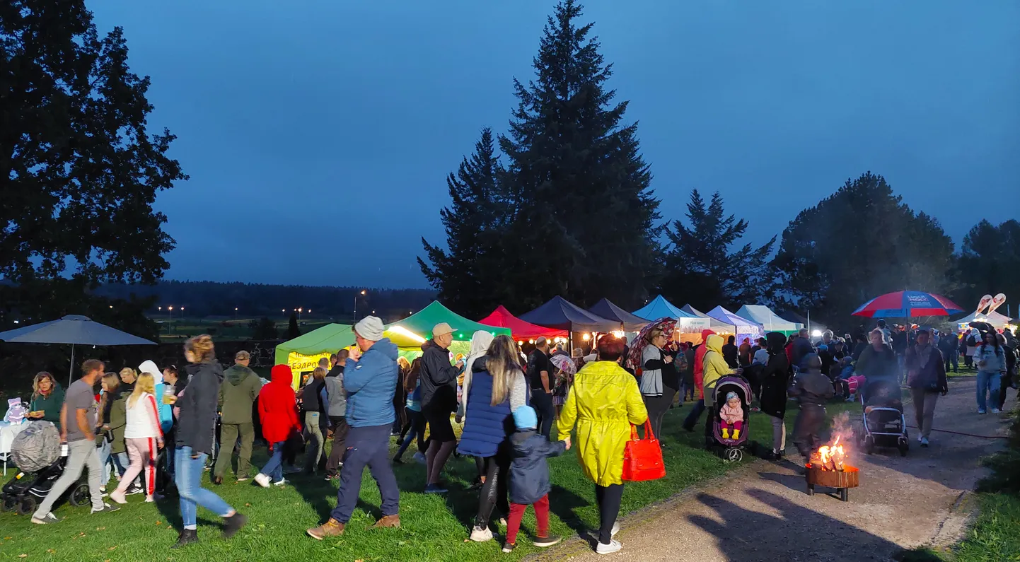 Luunja Ööbazaar.