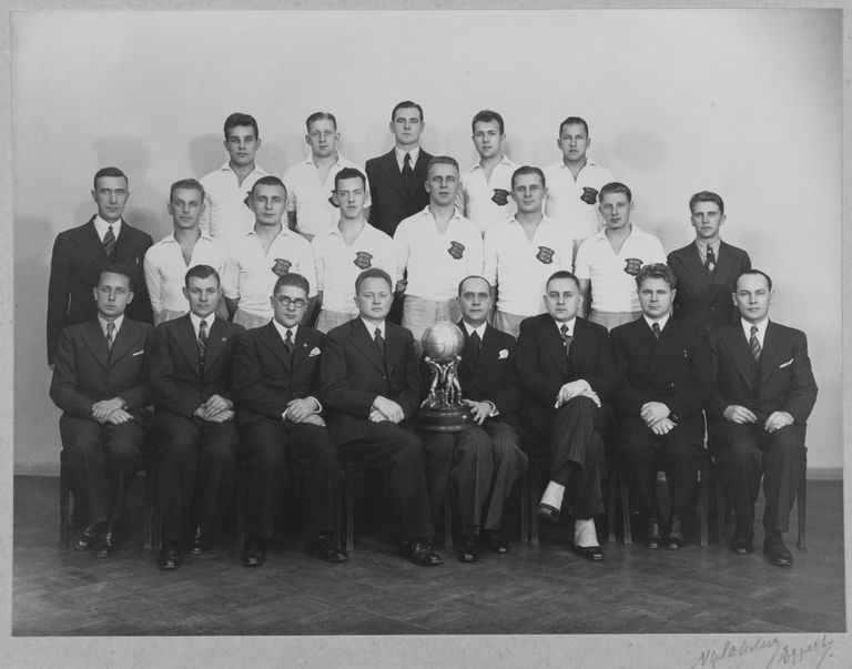 Kolmandat korda Balti karika võitnud Eesti koondis on koos ametiisikutega paraadfotole kogunenud (1938). Tipner seisab teises reas paremalt neljandana.