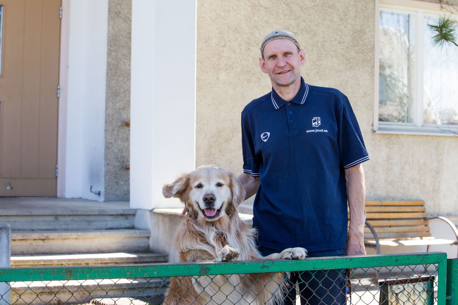 Laupäeval valiti Helir-Valdor Seeder Isamaa ja Res Publica Liidu esimeheks. Pühapäeval nautis ta päikeselist ilma oma koduhoovis.