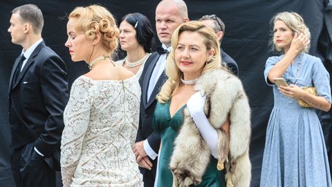 Ретромобили и грациозные дамы: у Кадриоргского дворца снимают шпионский фильм «О2»
