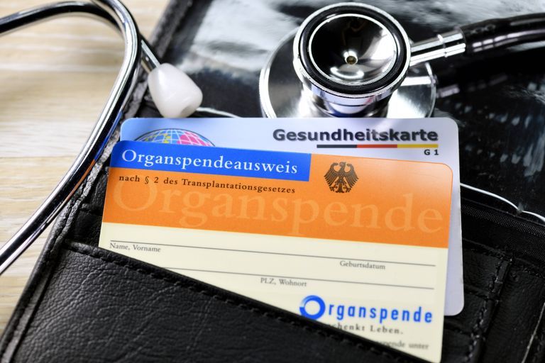 Praegu peavad organite loovutamiseks valmis olevad sakslased end ise registreerima ja rahakotis organidoonori tunnistust kandma.