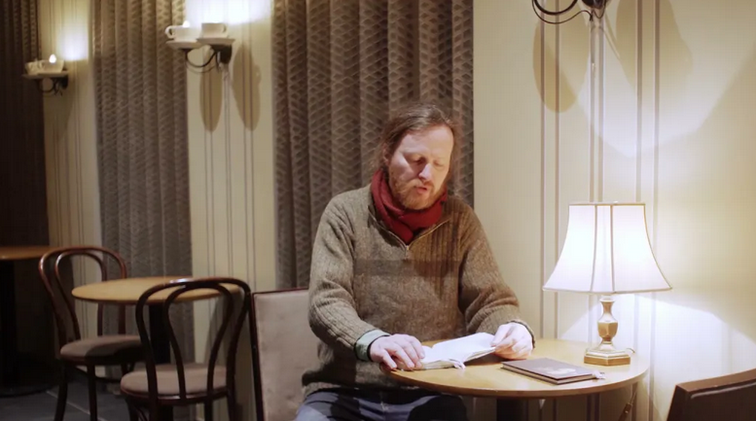 Mehis Heinsaar salvestas oma luulevideo Werneri kohvikus.