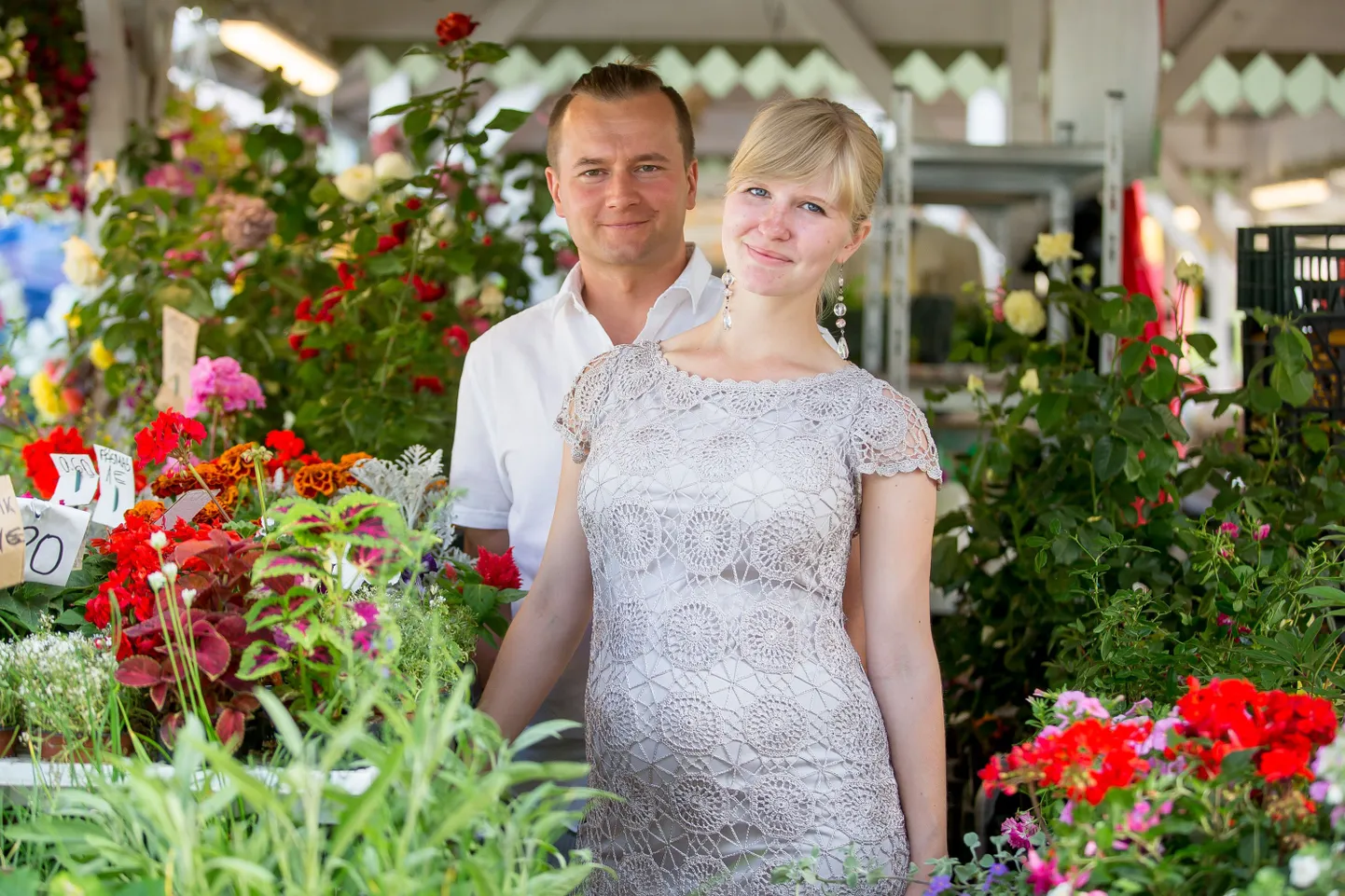 Maarja-Liisa Vaher koos abikaasa Siimuga Nõmme turul oma ema lilleleti juures. Maarja-Liisa pere on Nõmme turul lilli müünud juba 35 aastat.