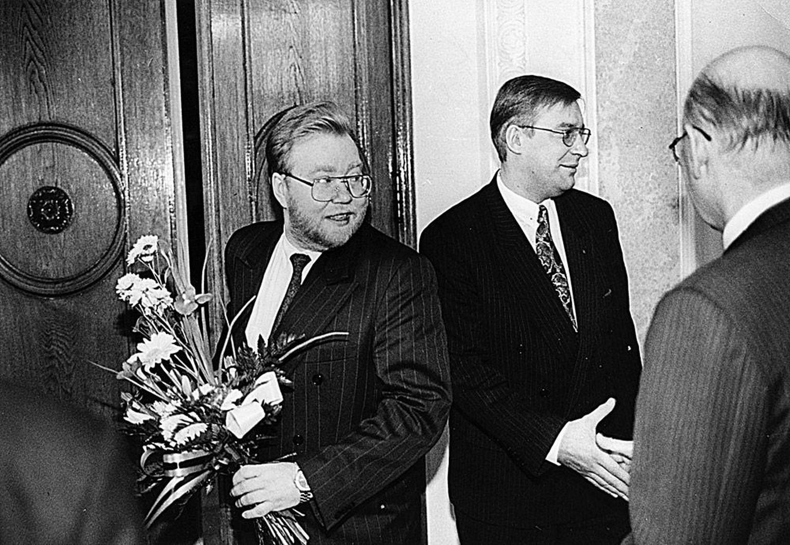 Laar jõudis esimest korda Eesti peaminister olla vaid kaks aastat. «Umbusalduse avaldamises pole midagi meeldivat ning ei saa kuidagi eitada teatavat pettumust ja kibestumist,» kirjutab Laar sellest oma raamatus. Pildil ametist lahkuvad peaminister Laar ja siseminister Heiki Arike Toompea lossis 8. novembril 1994.