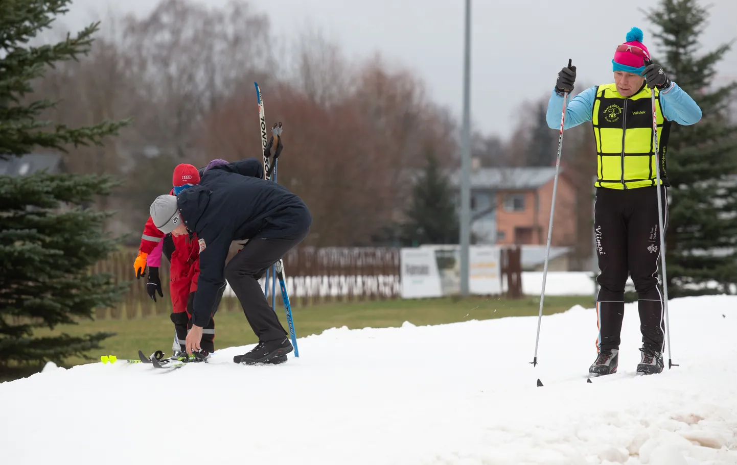 Suusatajad Tähtvere kunstlumerajal.