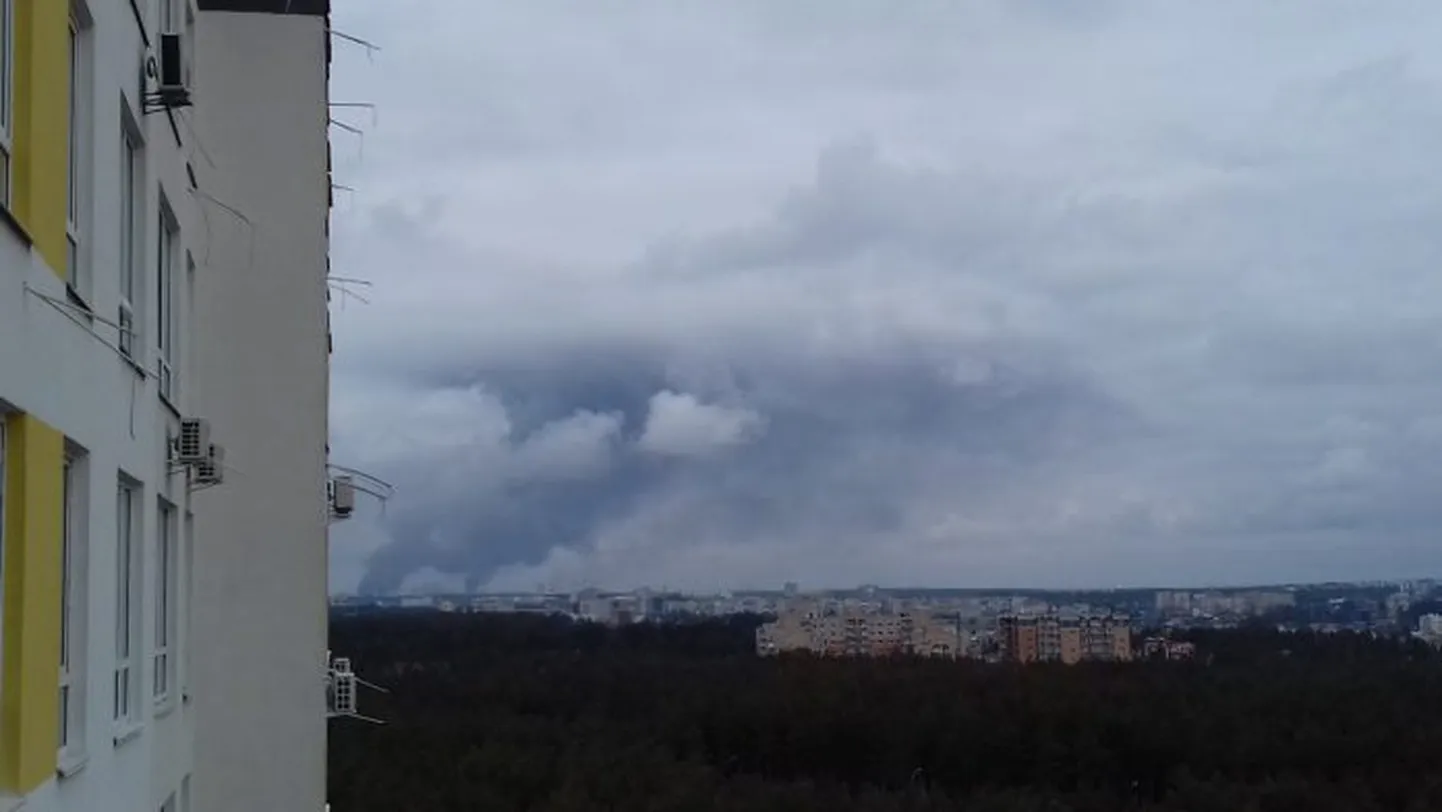 Горит аэропорт "Антонов" в Гостомеле. Фото из окна Дианы