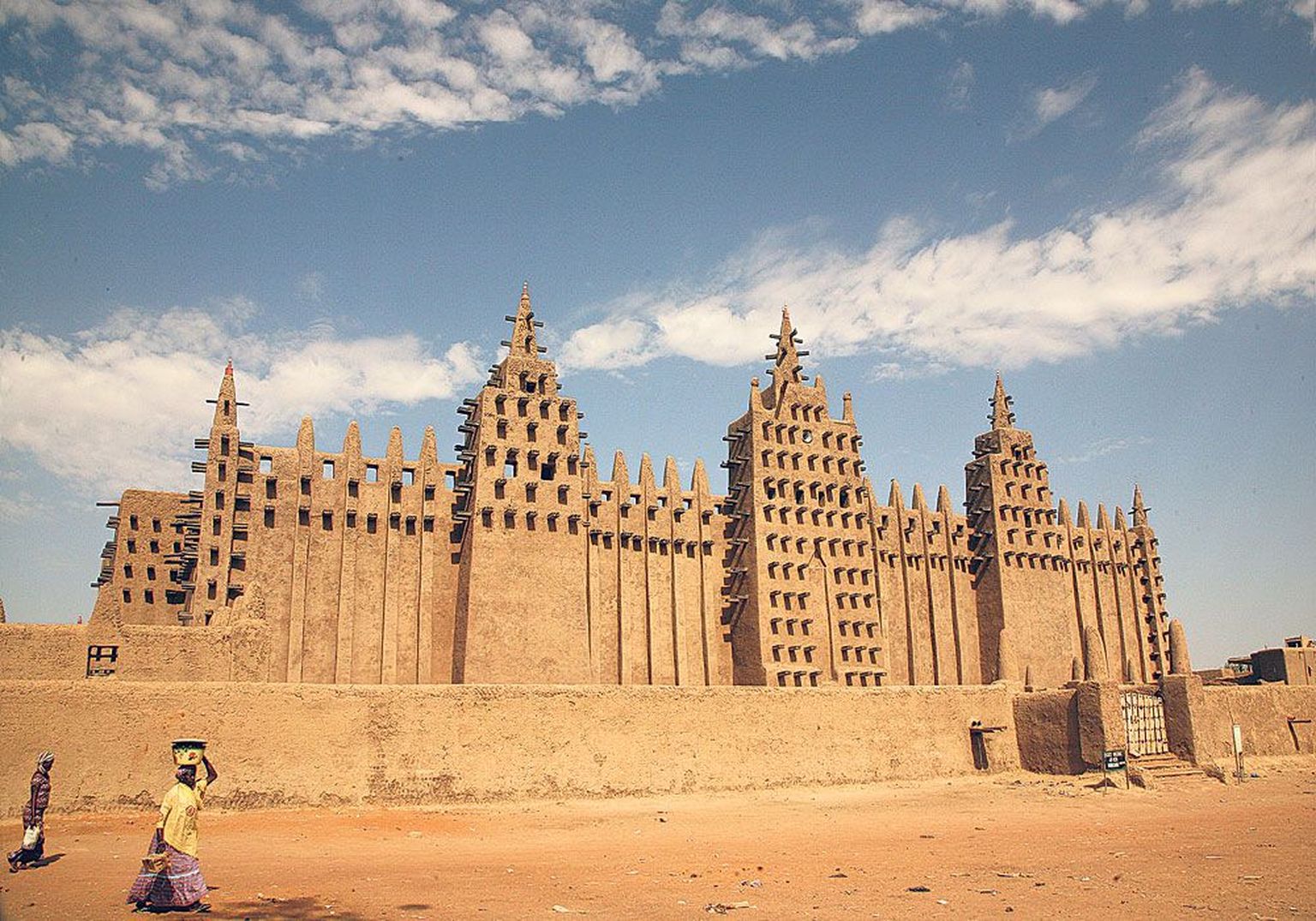 Suur mošee Kesk-Malis Djennés: seda peetakse maailma suurimaks mudatellistest ehitiseks. 1907. aastal ehitatud mošee tornid küünivad 16 meetri kõrgusele.