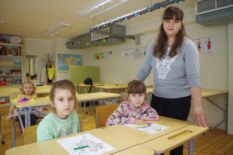 Старшая дочь Антонины Дарья (слева) и дочь подруги Ангелина учатся в украинском классе. Анна, что сидит за партой, ходит в детский сад.