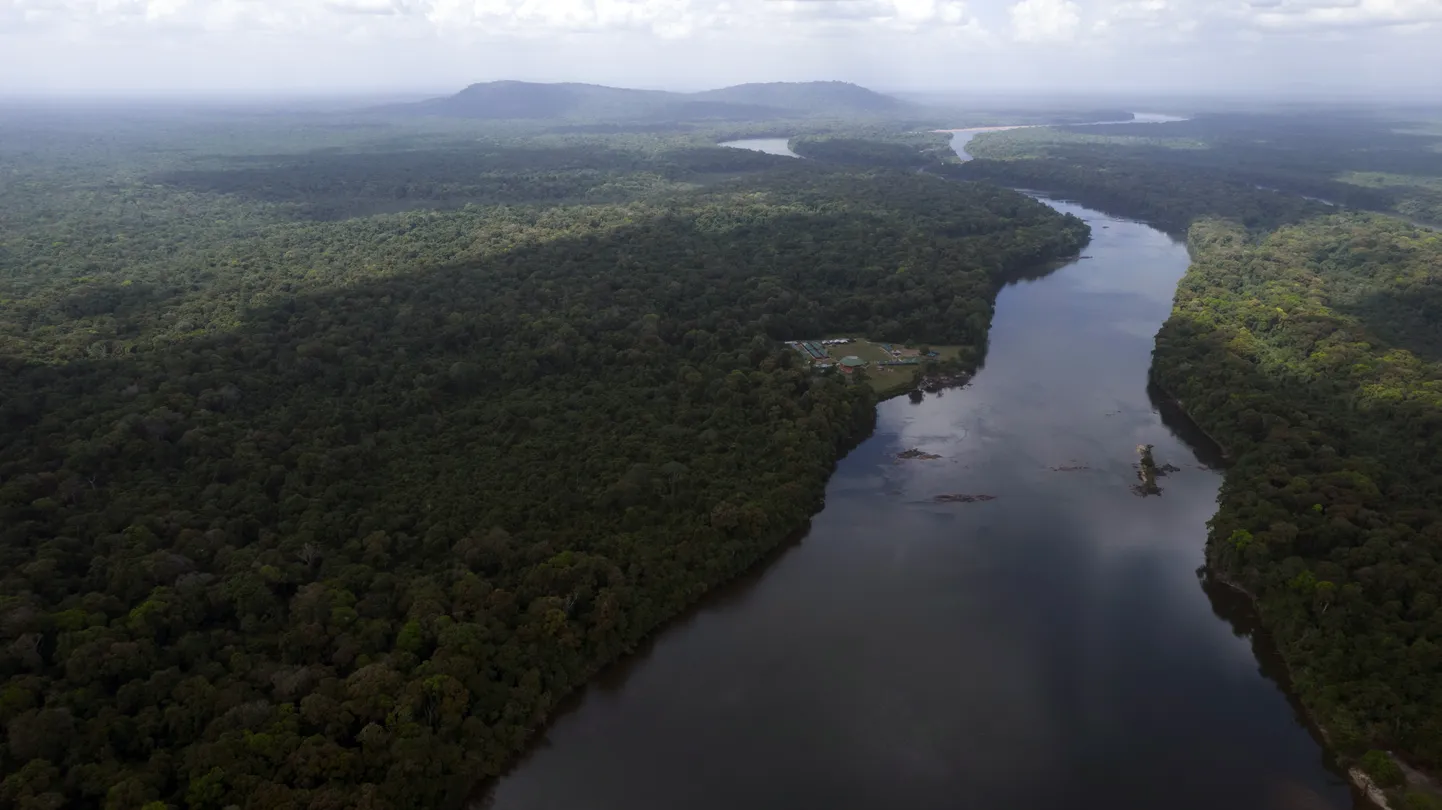 Essequibo jõgi voolab läbi Kurupukari piiriületuspunkti Guyanas. Venezuela on pikka aega ihunud hammast Guyanale kuuluvale Essequibo piirkonnale, mis on suurem kui Kreeka ja kus on rikkalikult maavarasid, sealhulgas hiljuti avastatud suured naftareservid.