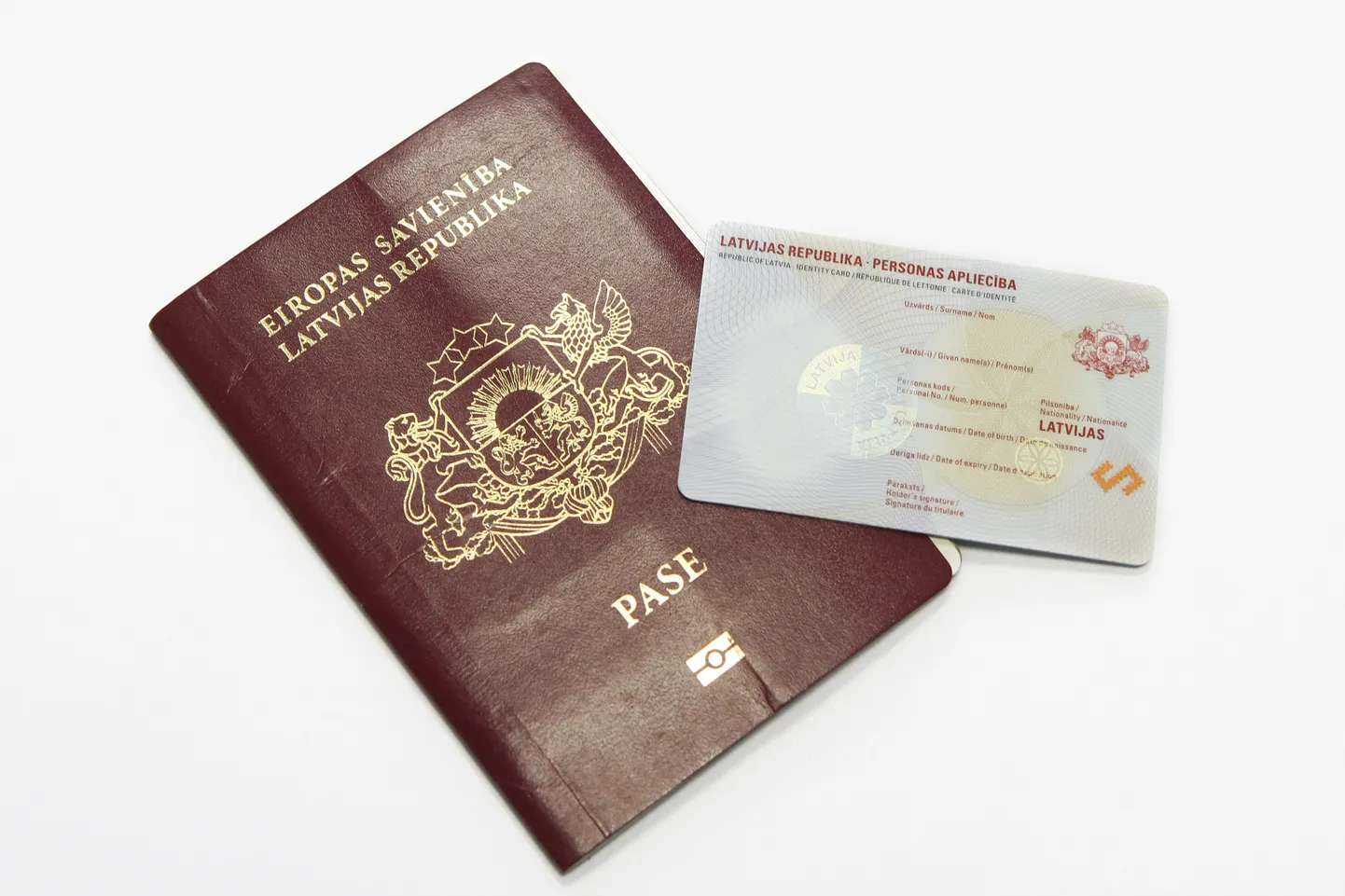 Latvijas Republikas pase un personas apliecība jeb elektroniskās identifikācijas kartes (eID) prototips.