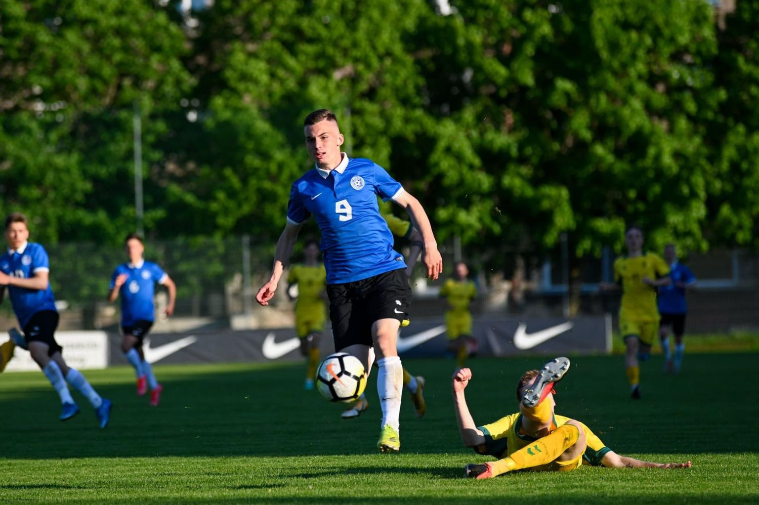 Aleksandr Šapovalov tormab U19 koondise juunikuises mängus Leeduga vastaste värava poole.