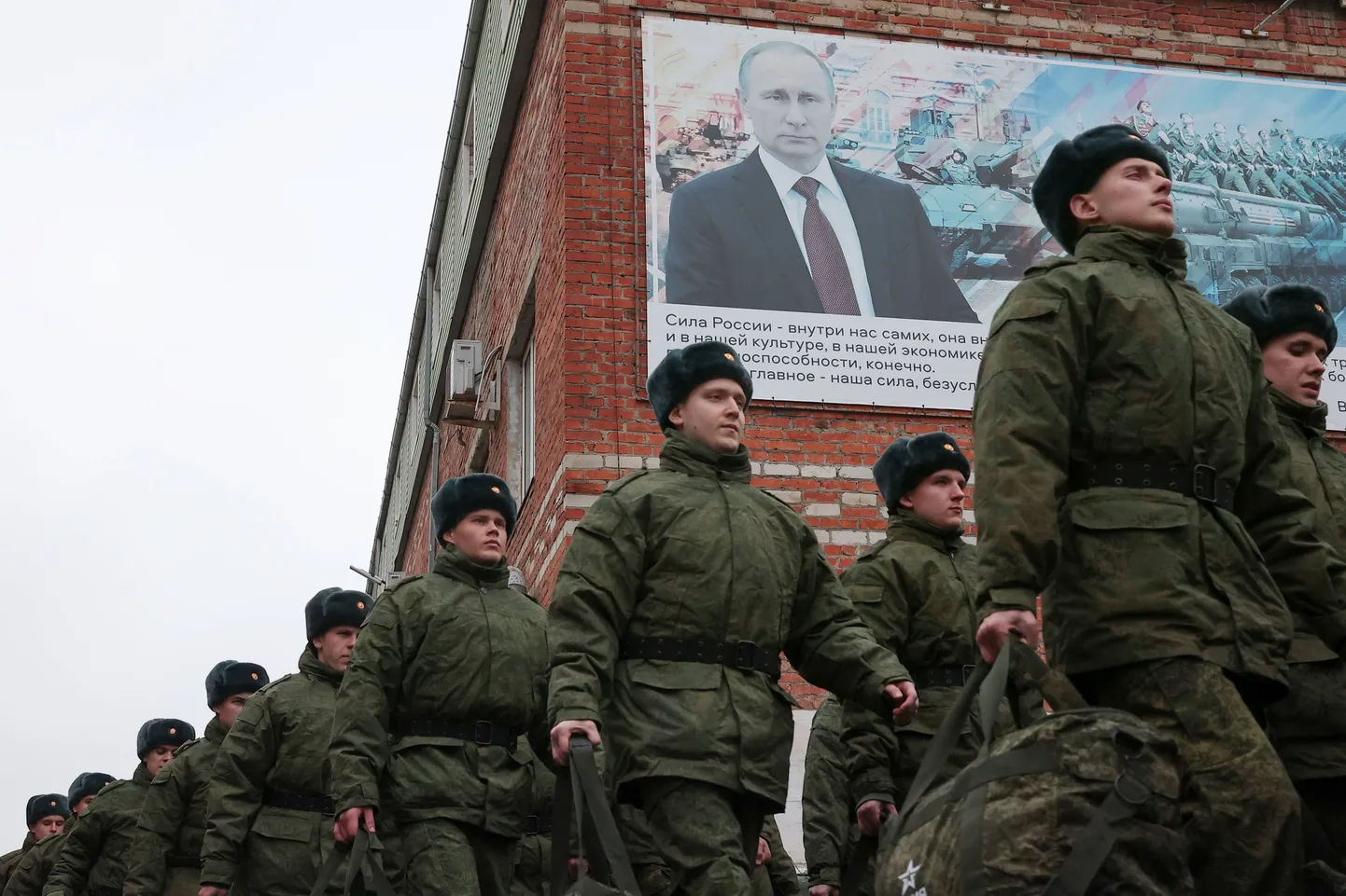 Vene ajateenijad, taustal plakat diktaaator Vladimir Putiniga, Krasnodaris 13. detsembril 2023. aastal.